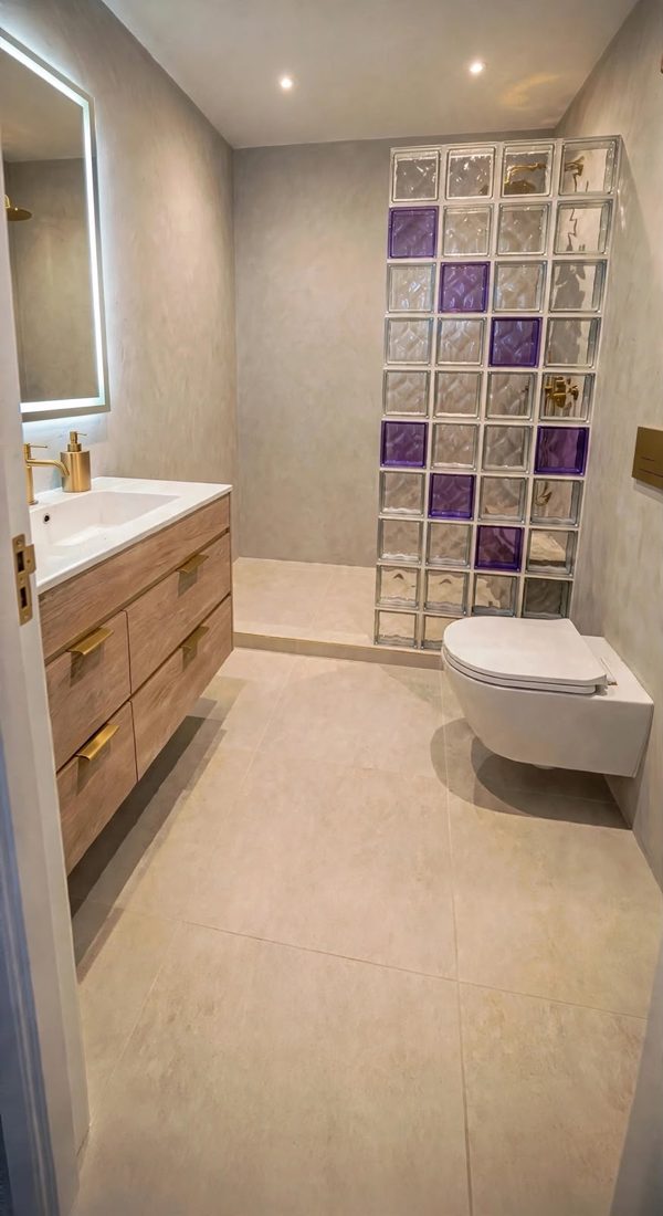 Baño reformado con mueble de madera a medida y pavés por Koviclux